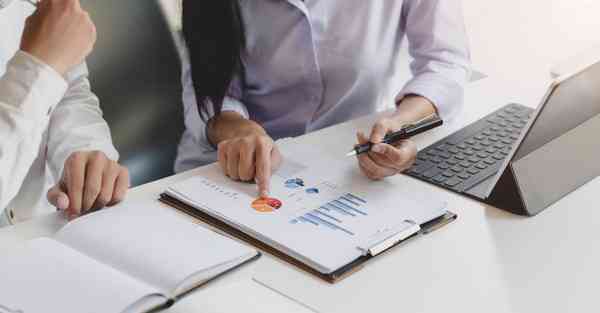 学校的宣传图_学校的篮球场作文